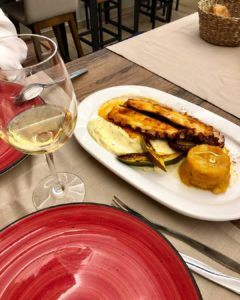 Restaurante Casa Gallega instalaciones y platos del restaurante